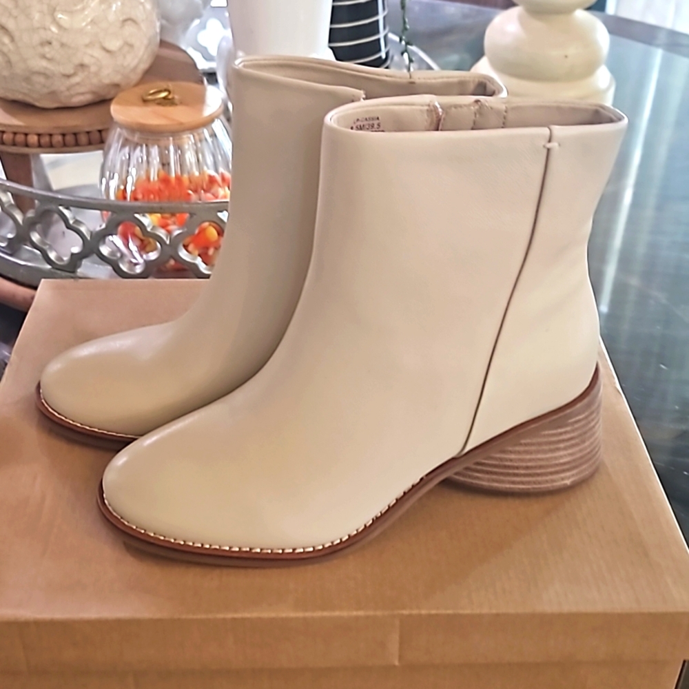 Lucky Cassia ankle bootie